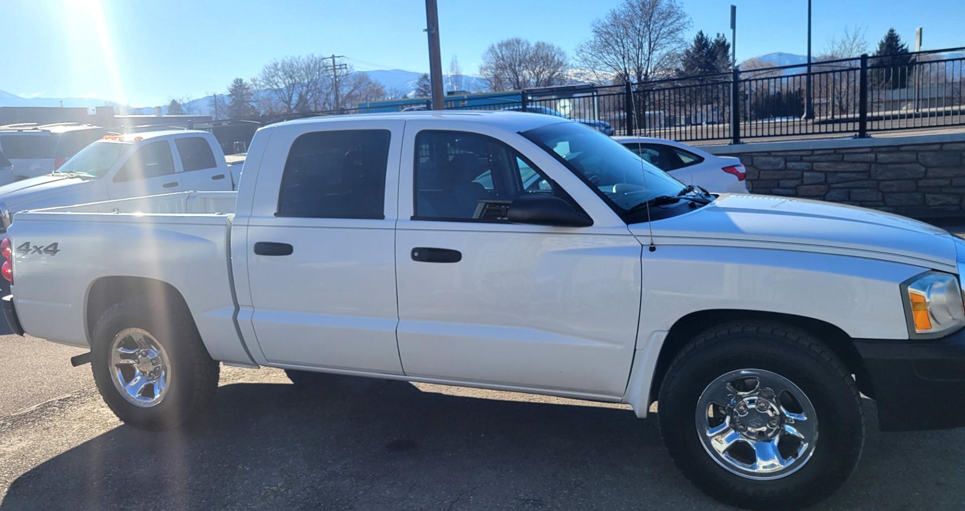 2005 White /Gray Dodge Dakota ST (1D7HW28N55S) with an 4.7L V8 engine, Automatic with Overdrive transmission, located at 450 N Russell, Missoula, MT, 59801, (406) 543-6600, 46.874496, -114.017433 - Great Running little Truck. 4.7L V8. Automatic Transmission. Air Conditioning. AM FM CD. Nice Toyo Open country Tires. Clean Carfax. - Photo#4